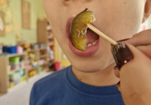 Dziecko zgaduje jaki to owoc lub warzywo za pomocą zmysłu smaku
