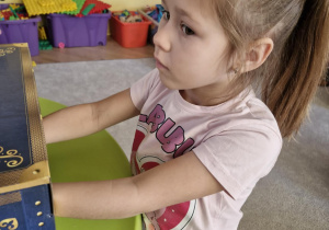Dziecko zgaduje jaki to owoc lub warzywo za pomocą zmysłu dotyku