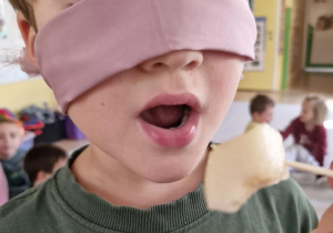 Dziecko zgaduje jaki to owoc lub warzywo za pomocą zmysłu smaku