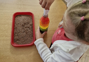 Dzieci wsypują produkty żywnościowe do butelek