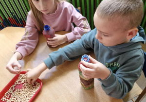 Dzieci wsypują produkty żywnościowe do butelek