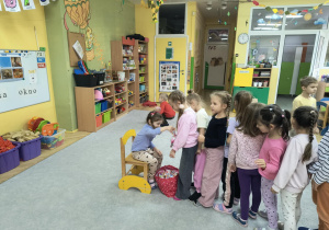 dzieci składają życzenia naszej jubilatce
