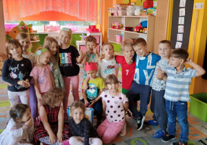 Wiktorek z dziećmi z grupy