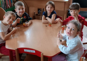 Dzieci jedzą poczęstunek