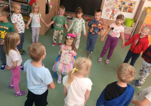 Dzieci śpiewają ,,Sto lat"