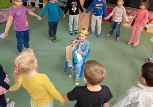 Dzieci śpiewają Sto lat
