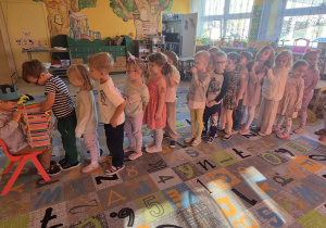dzieci stoją w pociągu i składają życzenia