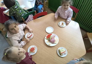 Dzieci prezentują swoje zdrowe kanapki