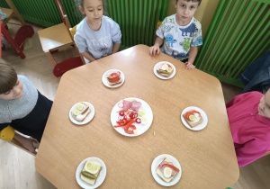 Dzieci prezentują swoje zdrowe kanapki