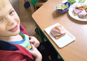 Dzieci prezentują swoje zdrowe kanapki