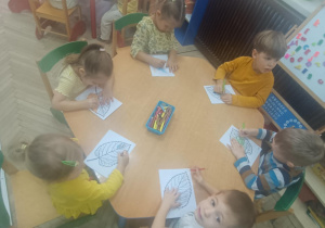 Maluszki z grupy kotków wykonują kolorowankę liścia