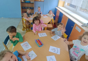 Maluszki z puchatków kolorują