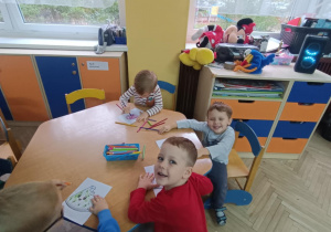 Maluszki kolorują arbuzy