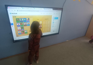 Gra edukacyjna na tablicy interaktywnej