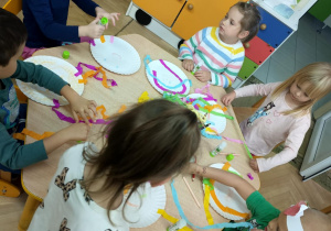 Motylki pracują przy stolikach