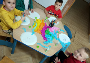 Kolorowa bibuła zamienia się we wspaniałe fryzury