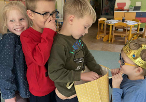 Dzieci składają Jasiowi urodzinowe życzenia