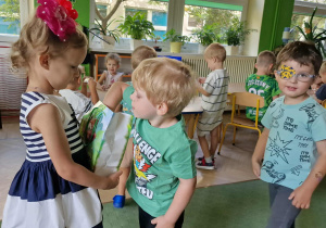 Veronika częstuje dzieci cukierkami