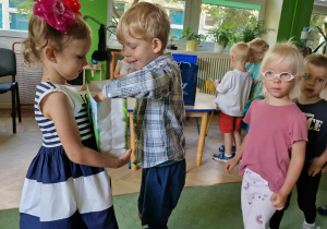 Veronika częstuje dzieci cukierkami