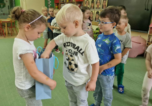 Oliwka częstuje dzieci cukierkami