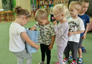 Oliwka częstuje dzieci cukierkami