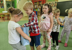 Oliwka częstuje dzieci cukierkami