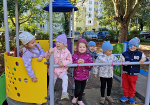 Dzieci bawią się w ogrodzie przedszkolnym