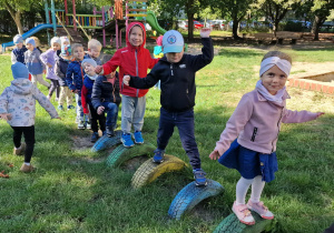 Dzieci bawią się w ogrodzie przedszkolnym