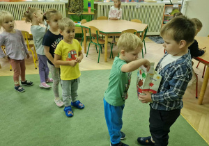 Milan częstuje dzieci cukierkami urodzinowymi