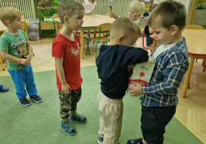 Milan częstuje dzieci cukierkami urodzinowymi