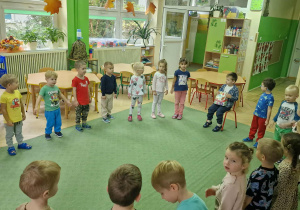 Dzieci stoją w kole i śpiewają sto lat dla Milana