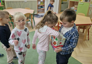 Milan częstuje dzieci cukierkami urodzinowymi