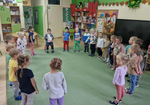 Dzieci stoją w kole i śpiewają sto lat dla Milana