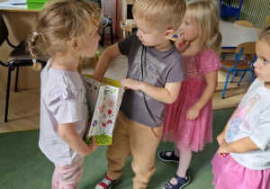 Pola częstuje dzieci cukierkami urodzinowymi