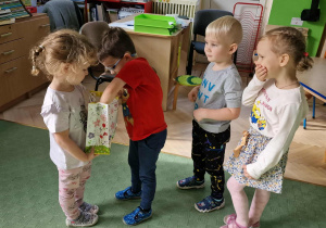 Pola częstuje dzieci cukierkami urodzinowymi