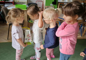 Pola częstuje dzieci cukierkami urodzinowymi