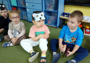 Chłopcy opowiadają o swoich przebraniach i zabawkach przyniesionych z domu