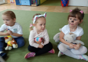 Dziewczynki opowiadają o swoich przebraniach i zabawkach przyniesionych z domu