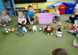 Puchatki odnalazły maskotki zwierząt w sali