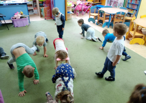 Dzieci naśladują kotki w zabawie ruchowej