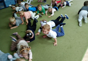 Dzieci naśladują węże w zabawie ruchowej