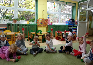 Dzieci podnoszą czerwone piłeczki