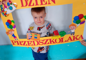Tymek w żółtej ramce z napisem Dzień Przedszkolaka – pamiątkowe zdjęcie z radosnego święta