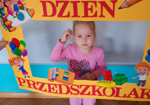 Oliwka w żółtej ramce z napisem Dzień Przedszkolaka – pamiątkowe zdjęcie z radosnego święta