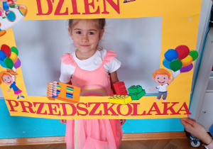 Milana w żółtej ramce z napisem Dzień Przedszkolaka – pamiątkowe zdjęcie z radosnego święta