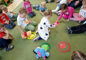 Puchatki segregują sylwety owoców do odpowiednich obręczy