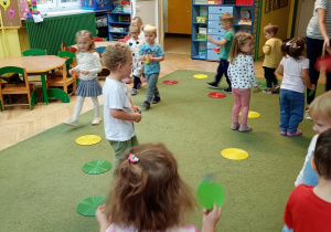 Puchatki spacerują po sali z owocowymi sylwetami