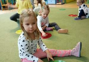 Dzieci położyły sylwety owoców na odpowiednich krążkach