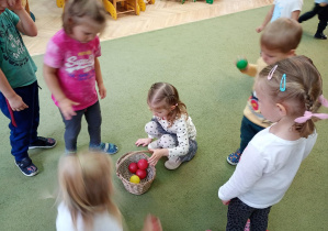 Dzieci zbierają piłki-jabłka do koszyków