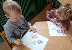 Chłopiec i dziewczynka malują wodną malowankę